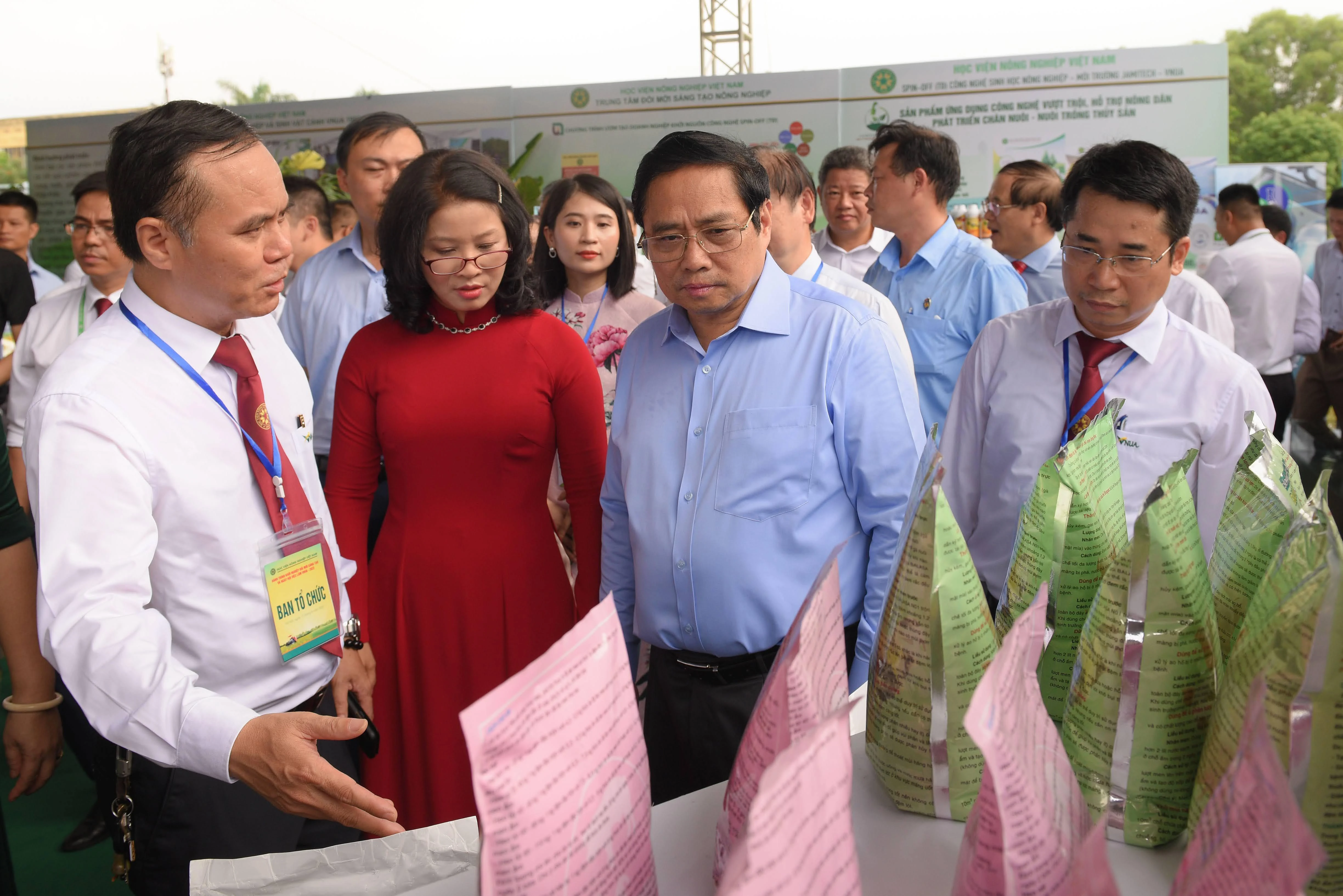 Thủ tướng và các đại biểu thăm một số gian hàng giới thiệu sản phẩm nông nghiệp