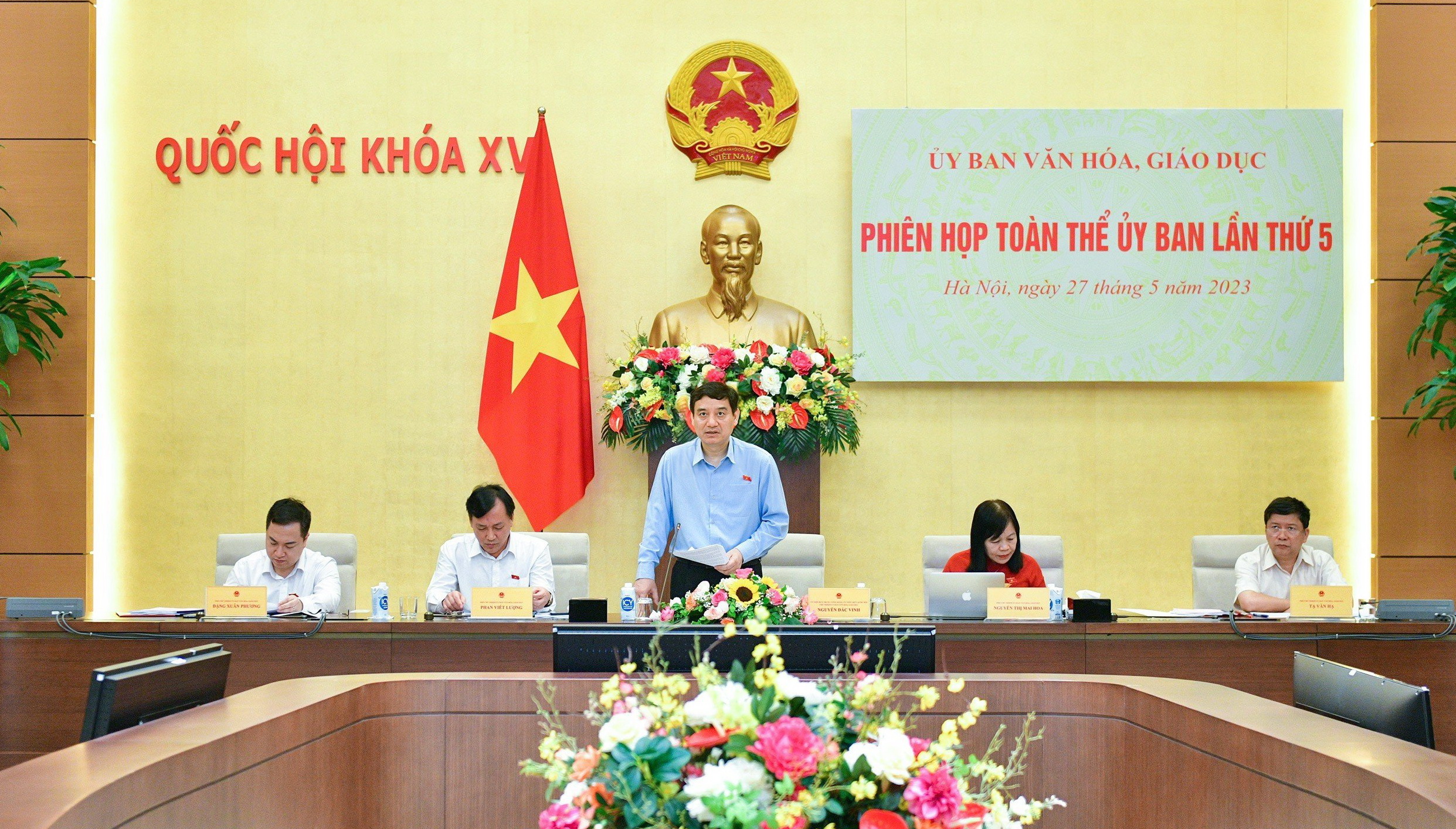 Chủ nhiệm Ủy ban Văn hóa, Giáo dục của Quốc hội Nguyễn Đắc Vinh chủ trì phiên họp. Chủ nhiệm Ủy ban Văn hóa, Giáo dục của Quốc hội Nguyễn Đắc Vinh chủ trì phiên họp.