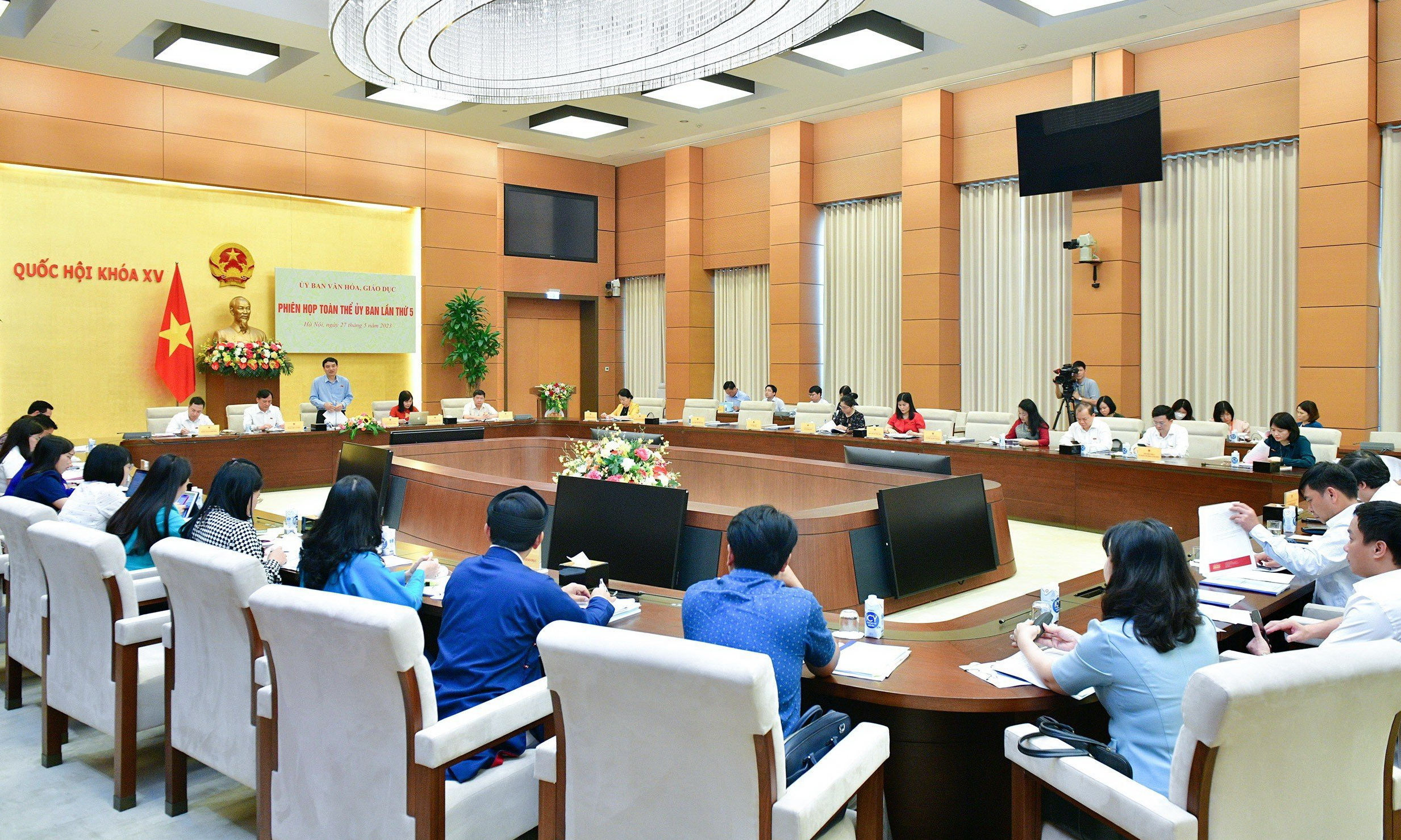 Toàn cảnh phiên họp toàn thể của Ủy ban Văn hóa, Giáo dục của Quốc hội lần thứ 5. Toàn cảnh phiên họp toàn thể của Ủy ban Văn hóa, Giáo dục của Quốc hội lần thứ 5.