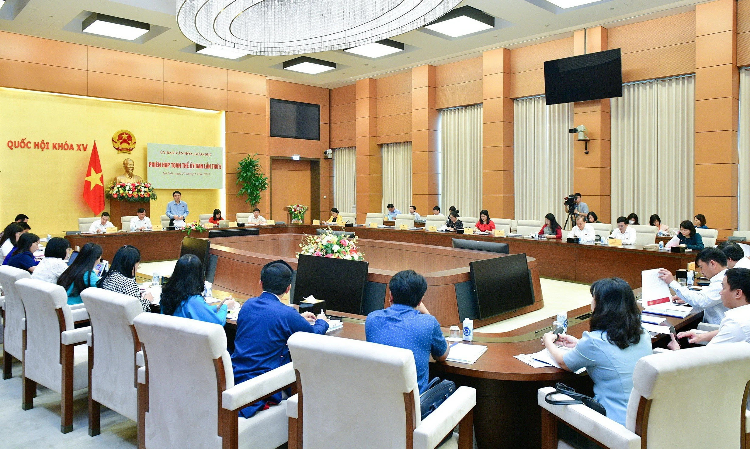 Toàn cảnh phiên họp toàn thể của Ủy ban Văn hóa, Giáo dục của Quốc hội lần thứ 5.