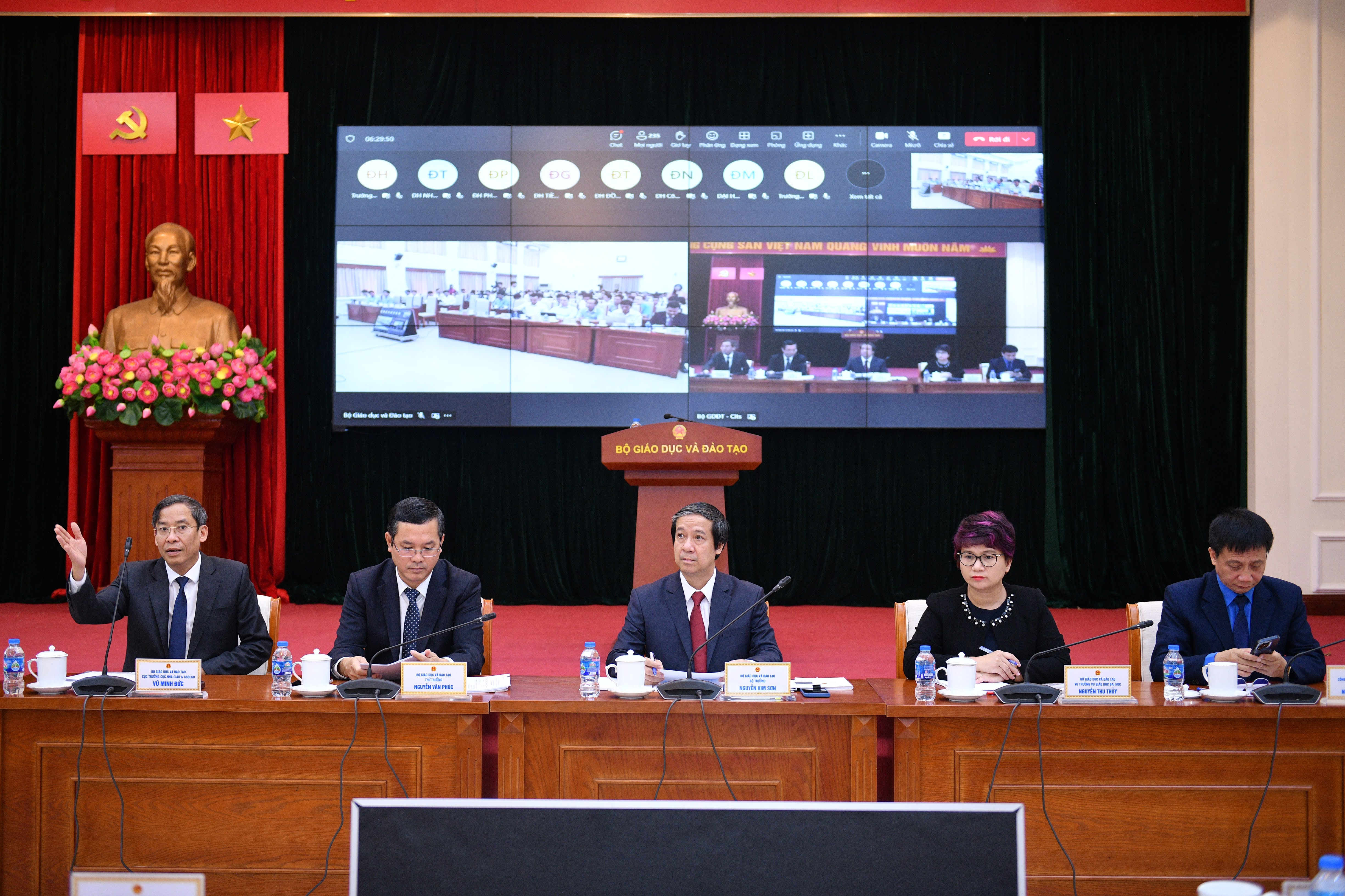 Bộ trưởng Nguyễn Kim Sơn, Thứ trưởng Nguyễn Văn Phúc; Chủ tịch Công đoàn Giáo dục Việt Nam Nguyễn Ngọc Ân; Cục trưởng CNGCBQLGD Vũ Minh Đức; Vụ trưởng Vụ Giáo dục Đại học Nguyễn Thu Thủy chủ trì chương trình. Bộ trưởng Nguyễn Kim Sơn, Thứ trưởng Nguyễn Văn Phúc; Chủ tịch Công đoàn Giáo dục Việt Nam Nguyễn Ngọc Ân; Cục trưởng CNGCBQLGD Vũ Minh Đức; Vụ trưởng Vụ Giáo dục Đại học Nguyễn Thu Thủy chủ trì chương trình.