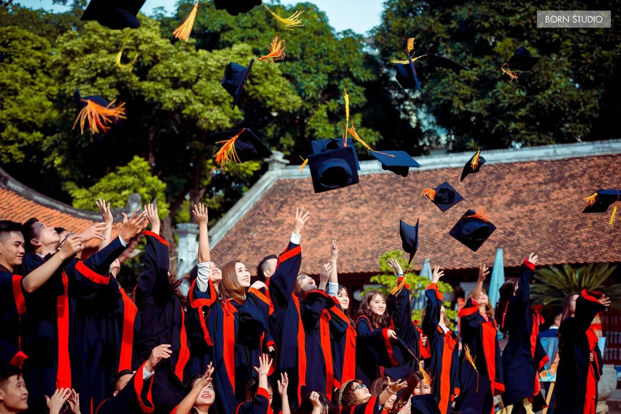 Các tân cử nhân Học viện Quản lý giáo dục.