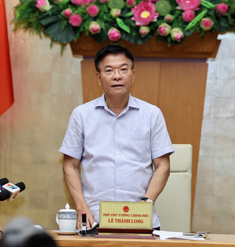 Phó Thủ tướng Lê Thành Long phát biểu kết luận cuộc họp với các bộ, ngành về công tác chuẩn bị, tổ chức Kỳ thi tốt nghiệp THPT năm 2024 - Ảnh: VGP/Đức Tuân. Phó Thủ tướng Lê Thành Long phát biểu kết luận cuộc họp với các bộ, ngành về công tác chuẩn bị, tổ chức Kỳ thi tốt nghiệp THPT năm 2024 - Ảnh: VGP/Đức Tuân.