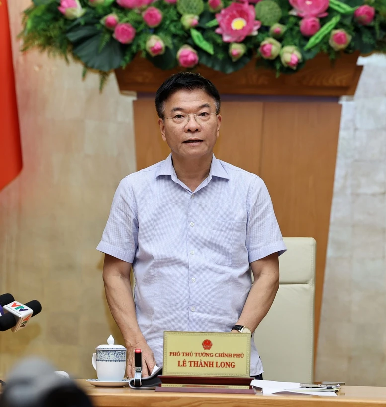 Phó Thủ tướng Lê Thành Long phát biểu kết luận cuộc họp với các bộ, ngành về công tác chuẩn bị, tổ chức Kỳ thi tốt nghiệp THPT năm 2024 - Ảnh: VGP/Đức Tuân.