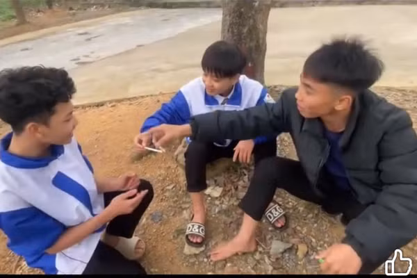 Tình huống giả định rủ rê, lôi kéo bạn hút thuốc lá trong video phòng chống tác hại thuốc lá trong cộng đồng của lớp 10C, Trường THPT Thanh Chương 3, Nghệ An. Ảnh: Cắt từ clip.