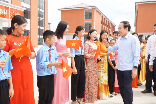 Phó Thủ tướng Lê Tiến Châu cùng Đoàn công tác thăm Trường Phổ thông nội trú Tiểu học và Trung học cơ sở Anh Sơn, Nghệ An. Ảnh: Hồ Lài