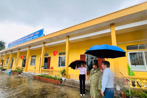 Lãnh đạo phường Tân Mai, Nghệ An kiểm tra công tác phòng chống mưa lũ tại Trường Tiểu học Quỳnh Lộc. Ảnh: NTCC
