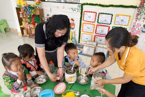 Bữa ăn bán trú của trẻ tại điểm lẻ Trường Mầm non Tri Lễ, xã Tri Lễ, Nghệ An. Ảnh: Hồ Lài