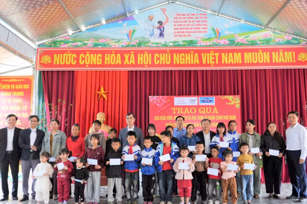 Đoàn công tác Sở GD&ĐT Nghệ An tặng quà tết cho học sinh khó khăn, vươn lên trong học tập tại xã vùng cao Châu Khê. Ảnh: Hồ Lài