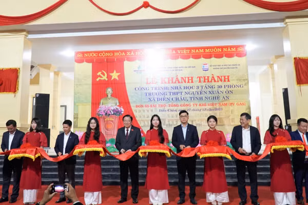 Các đại biểu cắt bằng khánh thành công trình. Ảnh: Hồ Lài