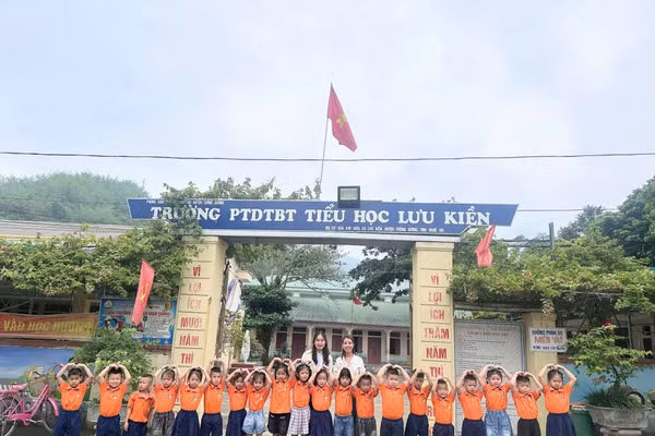 Cô trò Trường Phổ thông DTBT Tiểu học Lưu Kiền (Tương Dương, Nghệ An). Ảnh: NTCC