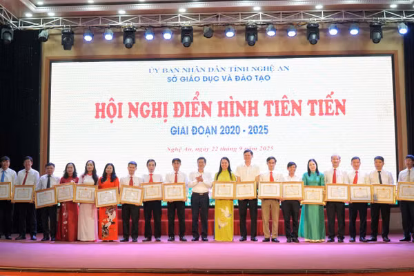 Lãnh đạo Sở GD&ĐT Nghệ An trao giấy khen cho 18 tập thể điển hình tiên tiến giai đoạn 2020-2025. Ảnh: Hồ Lài