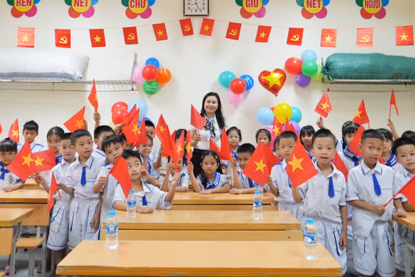 Cô trò Trường Tiểu học Hà Huy Tập (Thành Vinh, Nghệ An). Ảnh: Hồ Lài