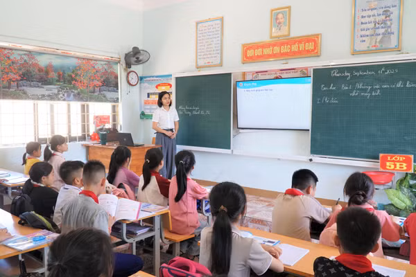 Giờ học của cô trò Trường Tiểu học Trung Phúc Cường 2 (Thiên Nhẫn, Nghệ An). Ảnh: Hồ Lài