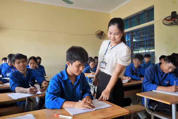 Giờ học các môn văn hóa tại Trung tâm GDNN-GDTX Anh Sơn, Nghệ An. Ảnh: Hồ Lài