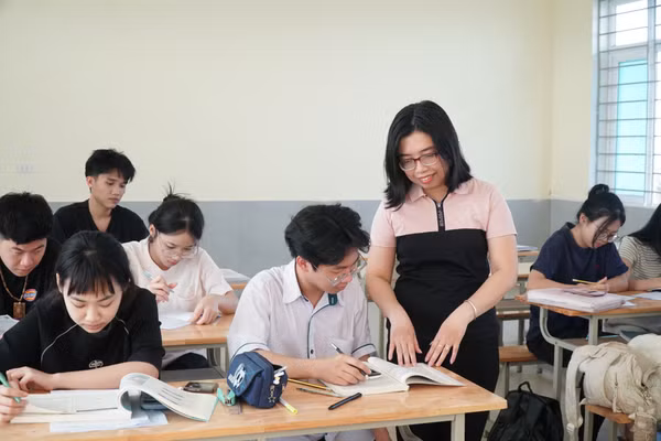 Cô giáo Nguyễn Thị Hà Ngân và học sinh Trường Phổ thông Dân tộc nội trú THPT số 2 Nghệ An. Ảnh: Hồ Lài