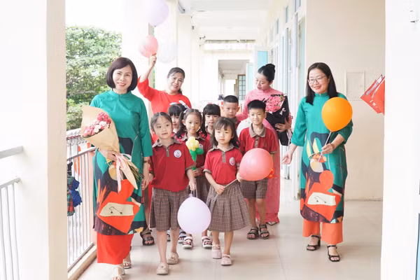 Cô trò Trường Tiểu học Hưng Lộc (phường Vinh Lộc, Nghệ An) trong ngày tựu trường, bước vào năm học mới 2026 - 2027. Ảnh: Hồ Lài