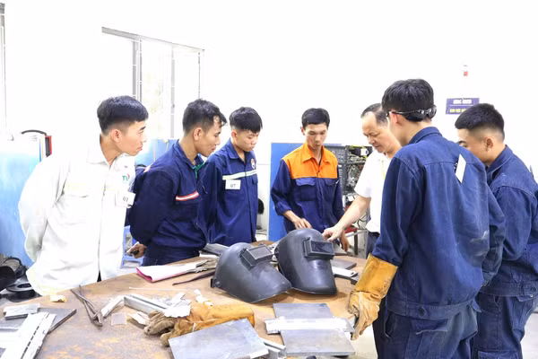 Thực hành nghề hàn tại Trường Cao đẳng Việt - Đức (Nghệ An). Ảnh: NTCC