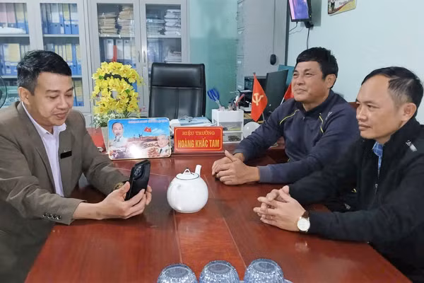 Hai thầy giáo Cao Xuân Tiến và Nguyễn Cảnh Thành (bên phải) đều có hơn 20 năm là giáo viên hợp đồng tại Trường THCS Phúc Sơn (Anh Sơn, Nghệ An). 