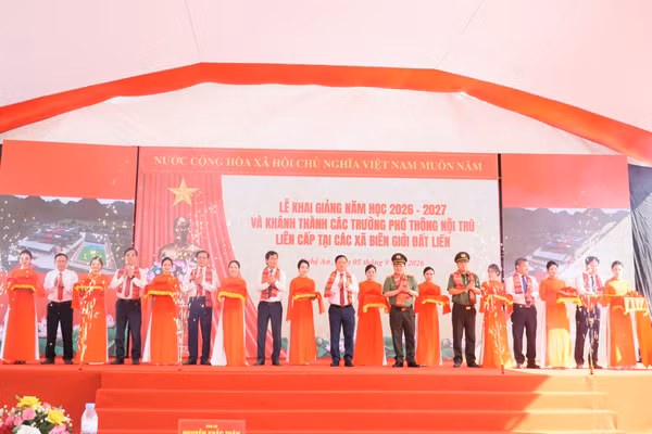 Cắt băng khánh thành Trường Phổ thông nội trú TH&THCS Anh Sơn (xã Anh Sơn, Nghệ An). Ảnh: Hồ Lài