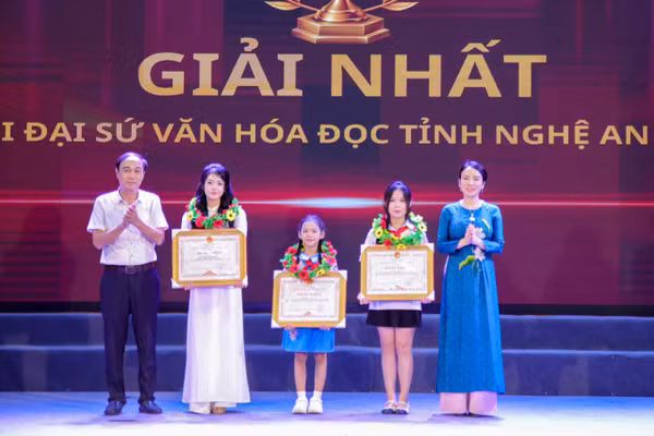 Ban tổ chức trao giải Nhất cuộc thi Đại sứ văn hóa đọc tỉnh Nghệ An năm 2026 cho 3 cá nhân. Ảnh: Hồ Lài