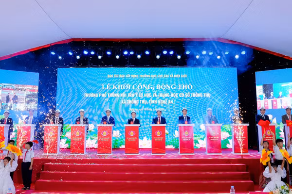 Các đại biểu thực hiện nghi thức khởi công Trường phổ thông nội trú liên cấp Tiểu học và THCS Thông Thụ, Nghệ An. 