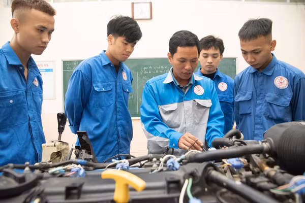 Tiết học thực hành ngành công nghệ ô tô tại Trường Cao đẳng Kỹ thuật Công nghiệp Việt Nam - Hàn Quốc.