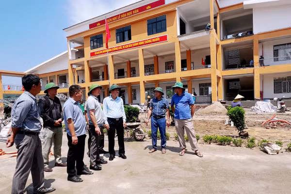 Đoàn công tác tỉnh Nghệ An kiểm tra công tác chuẩn bị khai giảng năm học mới tại Trường Phổ thông nội trú Tiểu học và THCS Hạnh Lâm (xã Hạnh Lâm, Nghệ An). Ảnh: Hồ Lài
