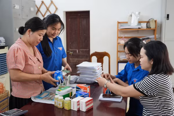 Nhân viên Trường THPT Anh Sơn 3 (Nhân Hòa, Nghệ An) kiêm nhiệm nhiều công việc. Ảnh: Hồ Lài