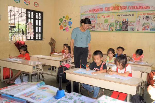 Cô trò Trường Phổ thông DTBT Tiểu học Nga My, xã Nga My, Nghệ An. Ảnh: Hồ Lài