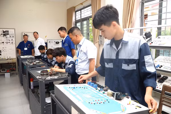 Sinh viên Trường Cao đẳng Việt - Đức Nghệ An dự thi thực hành nghề Công nghệ ô tô. Ảnh: NTCC 