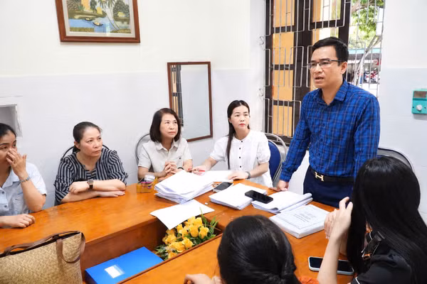 Ban giám hiệu Trường THCS Bến Thủy (Trường Vinh, Nghệ An) họp chỉ đạo chuyên môn tới giáo viên. Ảnh: Hồ Lài