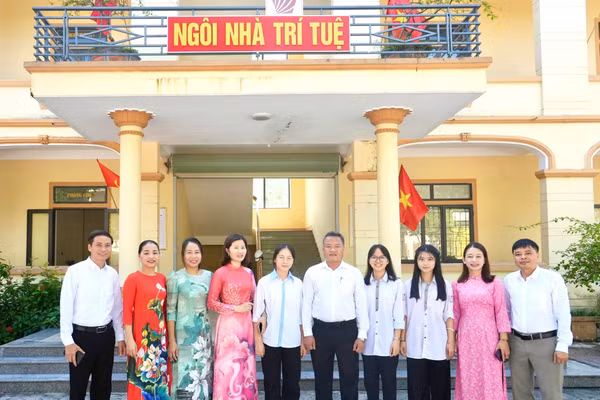 Cán bộ giáo viên Trường THPT Thanh Chương 3 (Cát Ngạn, Nghệ An) cùng các học sinh đạt kết quả cao tại Kỳ thi tốt nghiệp THPT năm 2025. Ảnh: Hồ Lài