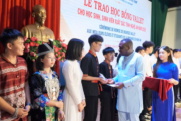 Ông Espéran Padonou, Phó Giám đốc Quỹ học bổng Vallet trao học bổng cho học sinh có thành tích xuất sắc của Nghệ An. Ảnh: Hồ Lài