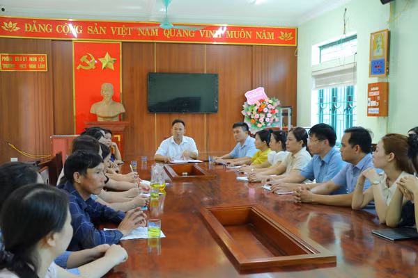 Trường THCS - THPT Nghi Lộc 5 (Nghi Lâm, Nghệ An) họp cán bộ, giáo viên triển khai nhiệm vụ sau sáp nhập. Ảnh: Hồ Lài