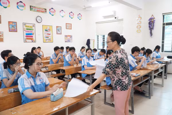 Học sinh lớp 9 Trường THCS Bến Thủy tham gia kỳ thi thử vào lớp 10 do phường Trường Vinh, Nghệ An tổ chức. Ảnh: Hồ Lài