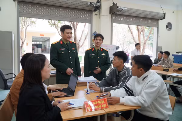 Cán bộ, giáo viên Trường Cao đẳng nghề số 4 - Bộ Quốc phòng trực tiếp tư vấn cho học sinh tại lớp học thực hành nghề Công nghệ ô tô. Ảnh: Hồ Lài
