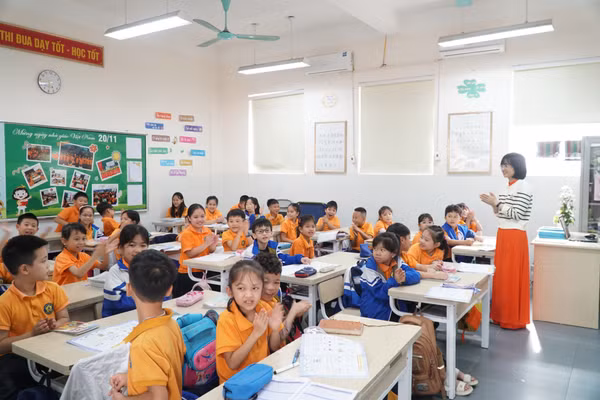Giờ học của cô trò Trường Tiểu học Hưng Phúc (Trường Vinh, Nghệ An). Ảnh: Hồ Lài