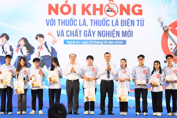 Đại diện lãnh đạo Sở GD&ĐT Nghệ An, Báo Tiền phong trao quà cho học sinh tham gia giao lưu tại diễn đàn. 