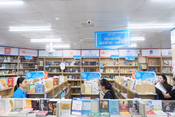 Các đơn vị cung ứng sách tại Nghệ An đã chuẩn bị cơ bản đầy đủ sách giáo khoa. Ảnh: Hồ Lài