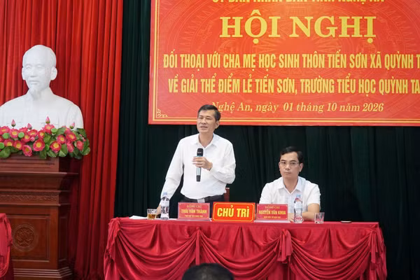 Ông Thái Văn Thành - Phó Chủ tịch UBND tỉnh Nghệ An phát biểu tại buổi đối thoại với phụ huynh. Ảnh: Hồ Lài