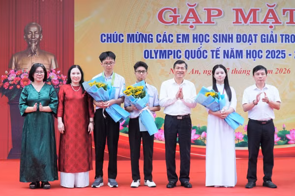 Nghệ An gặp mặt, tuyên dương học sinh đạt giải Olympic quốc tế và khu vực