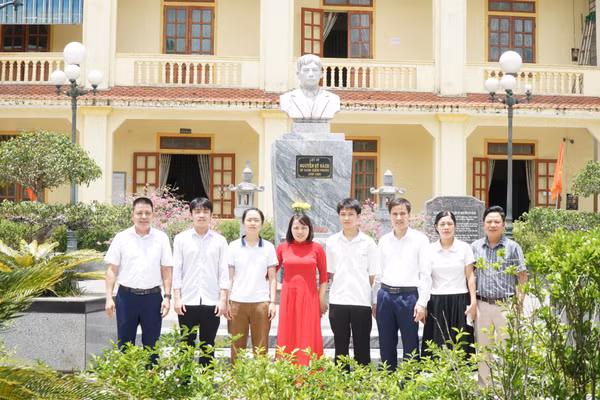 Thầy cô giáo Trường THPT Nguyễn Sỹ Sách (Xuân Lâm, Nghệ An) và các học trò đạt kết quả xuất sắc tại Kỳ thi tốt nghiệp THPT 2026. Ảnh: Hồ Lài