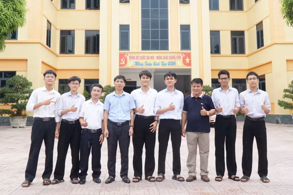 Thầy trò Trường THPT Diễn Châu 4 (Hải Châu, Nghệ An) có 1 thủ khoa tỉnh và nhiều học sinh đạt điểm cao tại Kỳ thi tốt nghiệp THPT 2026. Ảnh: Hồ Lài