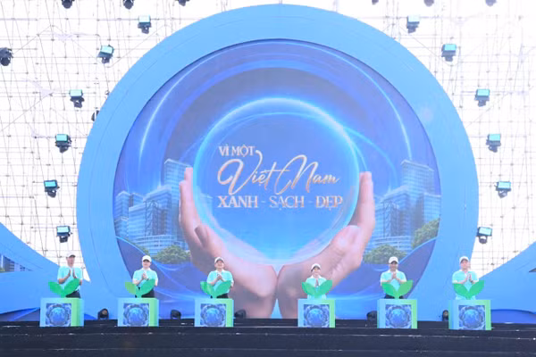 Các đại biểu thực hiện nghi thức phát động phong trào thi đua “Toàn dân chung tay bảo vệ môi trường, vì một Việt Nam xanh - sạch - đẹp”. Ảnh: NN
