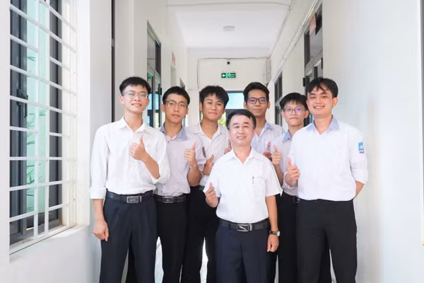 Thầy giáo Phạm Hồng Thân - chủ nhiệm lớp 12A1, Trường THPT Diễn Châu 4 (Nghệ An) cùng các học trò đạt điểm cao thi tốt nghiệp THPT năm 2026. Ảnh: Hồ Lài