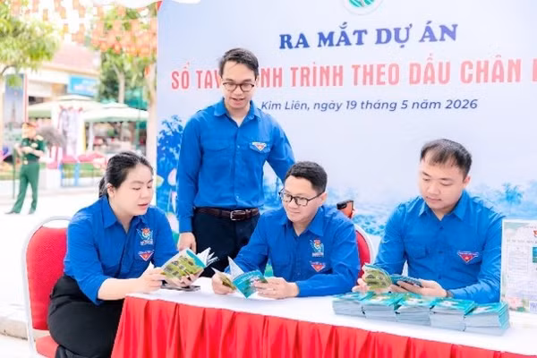 Mô hình Sổ tay “Hành trình theo dấu chân Người” của Đoàn Ủy ban nhân dân tỉnh Nghệ An.
