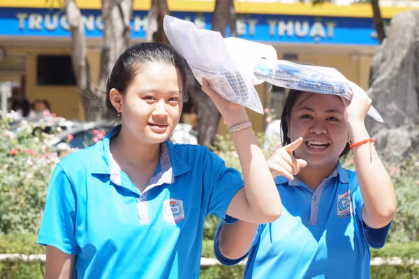 Thí sinh Nghệ An hoàn thành bài thi môn Toán - môn cuối cùng kỳ thi tuyển vào lớp 10 năm học 2026-2027. Ảnh: Hồ Lài