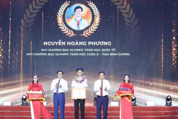 Lãnh đạo tỉnh Nghệ An trao Bằng khen cho em Nguyễn Hoàng Phương (Trường THPT chuyên Phan Bội Châu) giành 2 HCB Olympic Toán học quốc tế, khu vực.