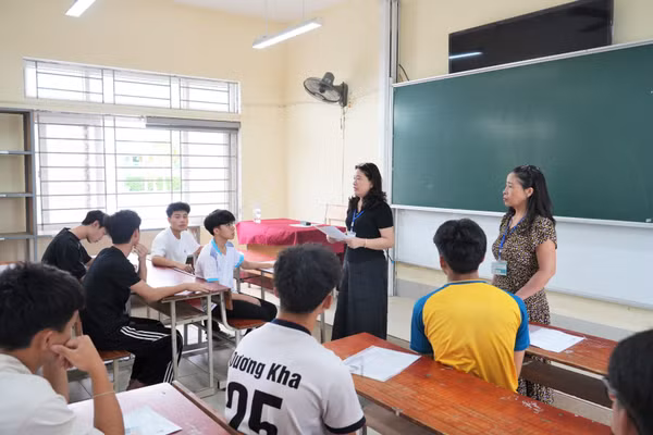 Cán bộ coi thi, thí sinh Nghệ An trong buổi làm thủ tục dự thi Tốt nghiệp THPT năm 2026. Ảnh: Hồ Lài